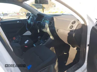 2013 Volkswagen Tiguan SE z VIN WVGBV3AX3DW608410, wystawiony jako IAAI lot #41397876 z przebiegiem 119 867 mil mil oraz . Historia ofert i sprzedaży dostępna na DreamBid. Obrazek 5.