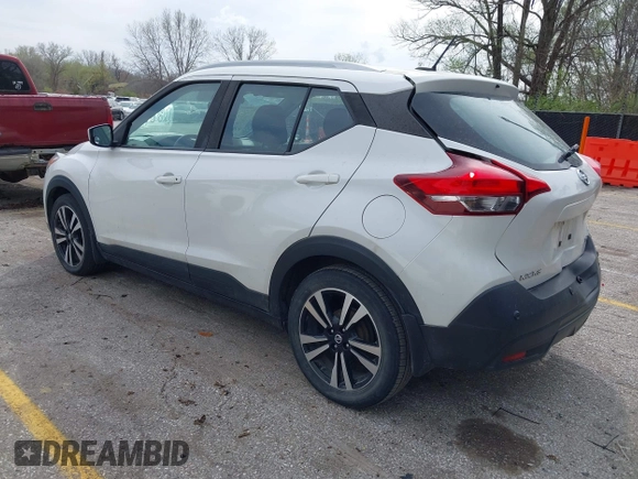 2020 Nissan Kicks SV z VIN 3N1CP5CVXLL545498, wystawiony jako IAAI lot #41940641 z przebiegiem 74 554 mil mil oraz . Historia ofert i sprzedaży dostępna na DreamBid. Obrazek 3.