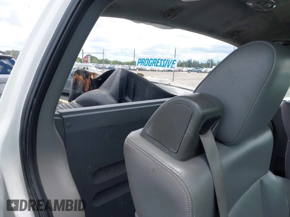2006 Ford F-150 XL z VIN 1FTRF12W86KB54661, wystawiony jako IAAI lot #42581375 z przebiegiem 309 793 mil mil oraz . Historia ofert i sprzedaży dostępna na DreamBid. Obrazek 8.