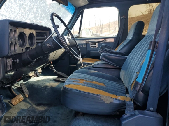 1987 GMC Suburban z VIN 1GKGV26K8HF534817, wystawiony jako Copart lot #43368215 z przebiegiem 82 553 mil mil oraz Tytuł czysty. Historia ofert i sprzedaży dostępna na DreamBid. Obrazek 7.