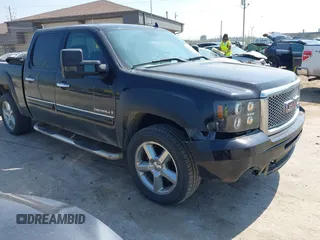 2008 GMC Sierra Denali z VIN 2GTEK638881272803, wystawiony jako IAAI lot #42269401 z przebiegiem 239 033 mil mil oraz . Historia ofert i sprzedaży dostępna na DreamBid. Obrazek 1.