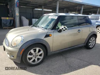 2010 MINI Hardtop z VIN WMWMF3C53ATZ63755, wystawiony jako Copart lot #49038975 z przebiegiem 104 080 mil mil oraz Szkody całkowita. Historia ofert i sprzedaży dostępna na DreamBid. Obrazek 1.