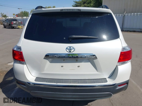 2013 Toyota Highlander z VIN 5TDZK3EH7DS127798, wystawiony jako IAAI lot #42372808 z przebiegiem 176 190 mil mil oraz . Historia ofert i sprzedaży dostępna na DreamBid. Obrazek 16.