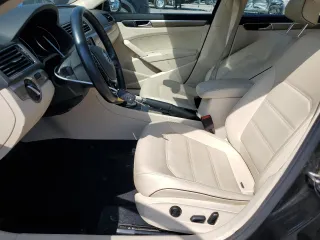 2018 Volkswagen Passat SE с VIN 1VWBA7A3XJC021295, выставлен на аукционе Copart как лот 60240625 с пробегом 33 986 миль миль и Списание • Salvage title. История ставок и продаж доступна на DreamBid. Изображение 7.