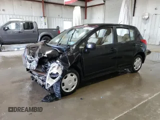2007 Nissan Versa S z VIN 3N1BC13E47L404125, wystawiony jako Copart lot #57893205 z przebiegiem Nie podano mil oraz Szkoda całkowita • Salvage title. Historia ofert i sprzedaży dostępna na DreamBid. Obrazek 1.