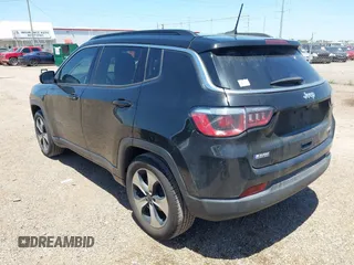 2018 Jeep Compass Altitude z VIN 3C4NJCBB0JT374678, wystawiony jako IAAI lot #42250357 z przebiegiem 56 439 mil mil oraz . Historia ofert i sprzedaży dostępna na DreamBid. Obrazek 3.