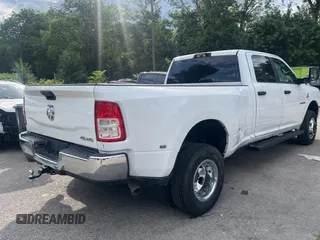 2022 Ram 3500 Tradesman z VIN 3C63RRGL2NG157899, wystawiony jako Copart lot #59051295 z przebiegiem 86 935 mil mil oraz Tytuł czysty. Historia ofert i sprzedaży dostępna na DreamBid. Obrazek 4.
