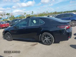 2022 Toyota Camry SE with VIN 4T1T11AK4NU639042, listed as a IAAI auction lot 41064319 with 33,078 mi miles. Bid and sale history available at carsss.com. Image 14.