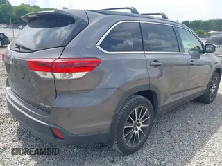 2018 Toyota Highlander SE z VIN 5TDJZRFH6JS495380, wystawiony jako IAAI lot #42427831 z przebiegiem 117 159 mil mil oraz . Historia ofert i sprzedaży dostępna na DreamBid. Obrazek 4.