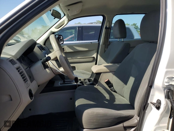 2009 Ford Escape XLS z VIN 1FMCU02779KB08396, wystawiony jako Copart lot #80984104 z przebiegiem 194 743 mil mil oraz Szkoda całkowita • Salvage title. Historia ofert i sprzedaży dostępna na DreamBid. Obrazek 7.