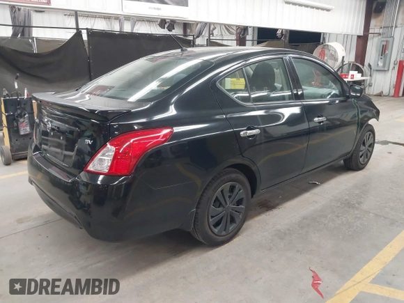2019 Nissan Versa SV z VIN 3N1CN7APXKL808206, wystawiony jako IAAI lot #41828460 z przebiegiem 95 918 mil mil oraz . Historia ofert i sprzedaży dostępna na DreamBid. Obrazek 4.