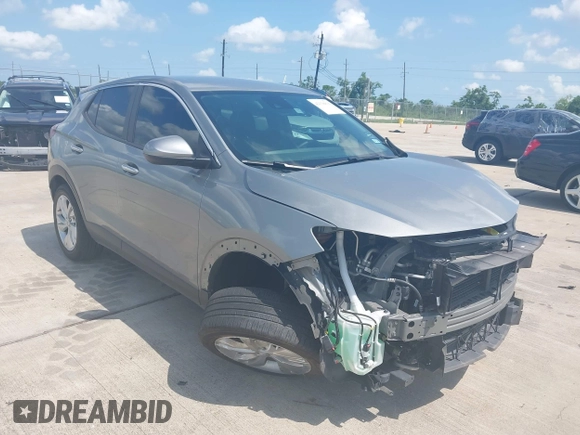 2024 Buick Encore GX Preferred z VIN KL4AMBS2XRB014762, wystawiony jako IAAI lot #42338836 z przebiegiem 23 212 mil mil oraz . Historia ofert i sprzedaży dostępna na DreamBid. Obrazek 1.