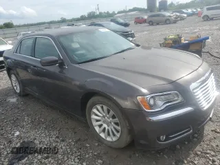 2013 Chrysler 300 z VIN 2C3CCAAG0DH589174, wystawiony jako Copart lot #59053955 z przebiegiem 182 591 mil mil oraz Tytuł czysty. Historia ofert i sprzedaży dostępna na DreamBid. Obrazek 4.