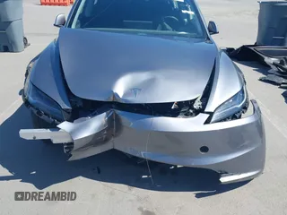 2025 Tesla Model 3 Long Range z VIN 5YJ3E1EB9SF873801, wystawiony jako IAAI lot #42141255 z przebiegiem 1612 mil mil oraz . Historia ofert i sprzedaży dostępna na DreamBid. Obrazek 6.