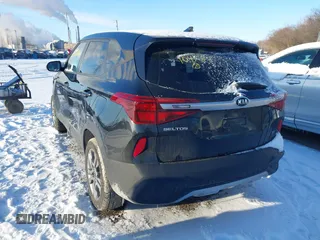 2021 Kia Seltos LX z VIN KNDEPCAAXM7104888, wystawiony jako IAAI lot #41598172 z przebiegiem 51 571 mil mil oraz . Historia ofert i sprzedaży dostępna na DreamBid. Obrazek 3.