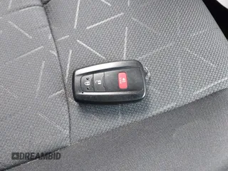2019 Toyota RAV4 XLE with VIN 2T3W1RFV0KW007088, listed as a IAAI auction lot 41642339 with 60,567 mi miles. Bid and sale history available at carsss.com. Image 11.