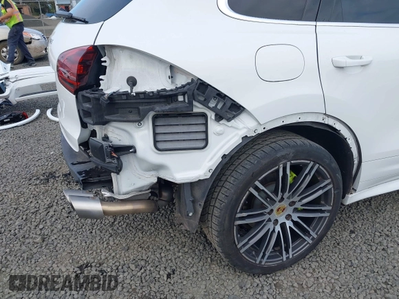 2016 Porsche Cayenne S E-Hybrid z VIN WP1AE2A22GLA17486, wystawiony jako IAAI lot #42229641 z przebiegiem 91 642 mil mil oraz . Historia ofert i sprzedaży dostępna na DreamBid. Obrazek 20.