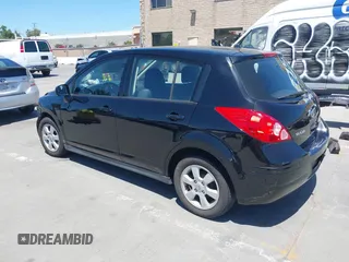 2009 Nissan Versa S z VIN 3N1BC13E09L393627, wystawiony jako IAAI lot #42301217 z przebiegiem 135 492 mil mil oraz . Historia ofert i sprzedaży dostępna na DreamBid. Obrazek 3.