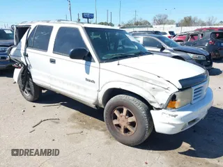 2000 Oldsmobile Bravada z VIN 1GHDT13WXY2284231, wystawiony jako IAAI lot #41751228 z przebiegiem 151 477 mil mil oraz . Historia ofert i sprzedaży dostępna na DreamBid. Obrazek 1.
