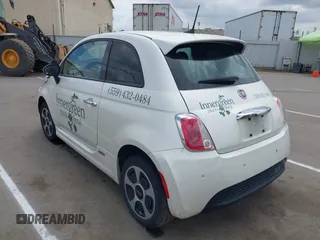 2018 FIAT 500e z VIN 3C3CFFGE9JT425578, wystawiony jako IAAI lot #42078476 z przebiegiem 29 592 mil mil oraz . Historia ofert i sprzedaży dostępna na DreamBid. Obrazek 3.