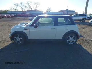 2004 MINI Hardtop with VIN WMWRC33464TJ58388, listed as a IAAI auction lot 40827409 with 102,322 mi miles and . Bid and sale history available at DreamBid. Image 14.