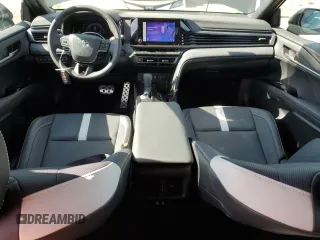 2025 Toyota Camry LE z VIN 4T1DAACK3SU079723, wystawiony jako Copart lot #52720165 z przebiegiem 5800 mil mil oraz Szkoda całkowita • Salvage title. Historia ofert i sprzedaży dostępna na DreamBid. Obrazek 8.