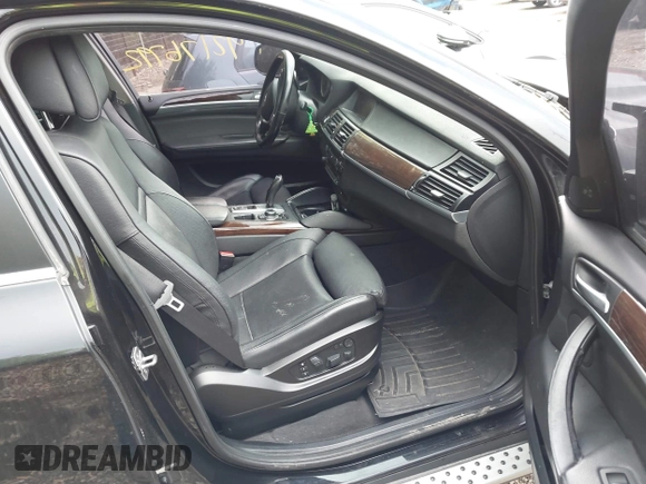 2013 BMW X6 xDrive50i z VIN 5UXFG8C56DL591241, wystawiony jako IAAI lot #42505847 z przebiegiem 142 973 mil mil oraz . Historia ofert i sprzedaży dostępna na DreamBid. Obrazek 5.