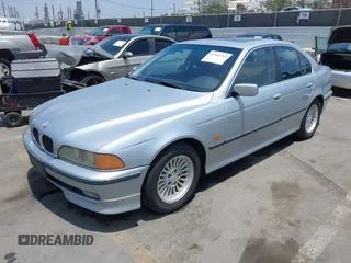 1997 BMW 5 Series 540i z VIN WBADE6324VBW51871, wystawiony jako IAAI lot #42505762 z przebiegiem 106 130 mil mil oraz . Historia ofert i sprzedaży dostępna na DreamBid. Obrazek 2.