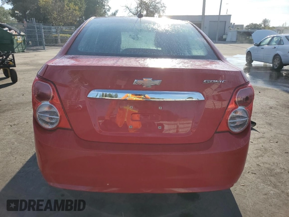 2015 Chevrolet Sonic LT z VIN 1G1JC5SH3F4176465, wystawiony jako Copart lot #50882295 z przebiegiem 76 029 mil mil oraz Szkody całkowita. Historia ofert i sprzedaży dostępna na DreamBid. Obrazek 6.