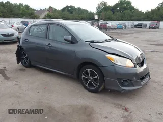 2009 Toyota Matrix S z VIN 2T1KE40E69C025078, wystawiony jako IAAI lot #42543772 z przebiegiem 281 301 mil mil oraz . Historia ofert i sprzedaży dostępna na DreamBid. Obrazek 1.