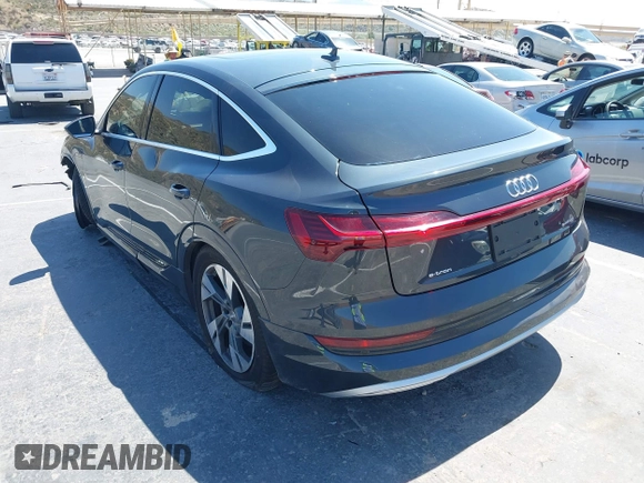2020 Audi e-tron Sportback Premium Plus z VIN WA12ABGEXLB035392, wystawiony jako IAAI lot #42304663 z przebiegiem 35 382 mil mil oraz . Historia ofert i sprzedaży dostępna na DreamBid. Obrazek 3.