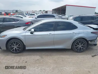 2023 Toyota Camry SE z VIN 4T1G11AK9PU155937, wystawiony jako IAAI lot #42121016 z przebiegiem 35 523 mil mil oraz . Historia ofert i sprzedaży dostępna na DreamBid. Obrazek 14.