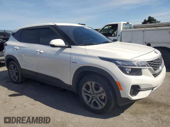 2021 Kia Seltos LX with VIN KNDEPCAA5M7233184, listed as a Copart auction lot 50553495 with 34,191 mi miles and Salvage Title. Bid and sale history available at carsss.com. Image 4.