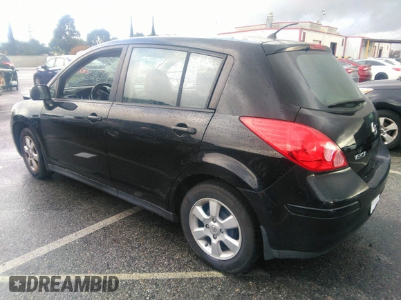 2007 Nissan Versa SL z VIN 3N1BC13E87L382677, wystawiony jako IAAI lot #36512894 z przebiegiem 144 906 mil mil oraz . Historia ofert i sprzedaży dostępna na DreamBid. Obrazek 3.