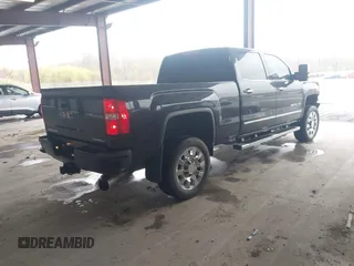 2017 GMC Sierra 2500HD Denali z VIN 1GT12UEY8HF222623, wystawiony jako IAAI lot #41985737 z przebiegiem 133 683 mil mil oraz . Historia ofert i sprzedaży dostępna na DreamBid. Obrazek 4.