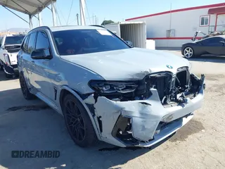 2022 BMW X3 M z VIN 5YM13EC07N9L49512, wystawiony jako IAAI lot #41979291 z przebiegiem 27 505 mil mil oraz . Historia ofert i sprzedaży dostępna na DreamBid. Obrazek 1.