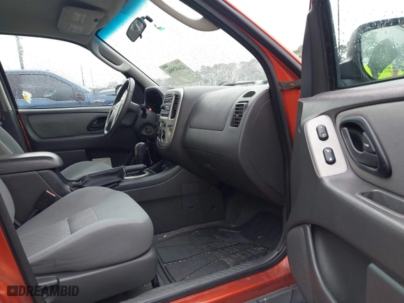 2007 Ford Escape XLT with VIN 1FMYU93177KA38867, listed as a IAAI auction lot 41652994 with 136,730 mi miles. Bid and sale history available at carsss.com. Image 5.