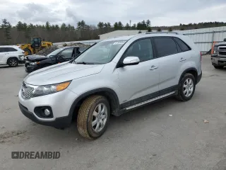 2012 Kia Sorento LX z VIN 5XYKTCA63CG294772, wystawiony jako Copart lot #51939365 z przebiegiem 133 764 mil mil oraz Szkoda całkowita • Salvage title. Historia ofert i sprzedaży dostępna na DreamBid. Obrazek 1.