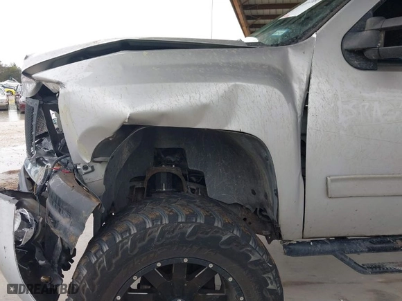 2010 Chevrolet Silverado 1500 LT with VIN 3GCRKSE30AG290298, listed as a IAAI auction lot 41657081 with 175,686 mi miles. Bid and sale history available at carsss.com. Image 17.