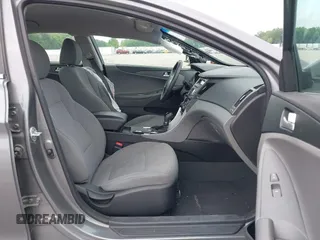 2013 Hyundai Sonata GLS z VIN 5NPEB4ACXDH569785, wystawiony jako IAAI lot #39392769 z przebiegiem 69 934 mil mil oraz . Historia ofert i sprzedaży dostępna na DreamBid. Obrazek 5.