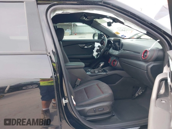 2024 Chevrolet Blazer RS z VIN 3GNKBERS5RS181954, wystawiony jako IAAI lot #42057083 z przebiegiem 10 701 mil mil oraz . Historia ofert i sprzedaży dostępna na DreamBid. Obrazek 5.