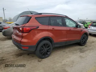 2019 Ford Escape SE z VIN 1FMCU9GD0KUB59820, wystawiony jako Copart lot #49674525 z przebiegiem 69 828 mil mil oraz Szkody całkowita. Historia ofert i sprzedaży dostępna na DreamBid. Obrazek 3.