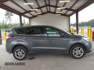 2017 Ford Escape SE z VIN 1FMCU9G93HUC97081, wystawiony jako IAAI lot #42327866 z przebiegiem 97 580 mil mil oraz . Historia ofert i sprzedaży dostępna na DreamBid. Obrazek 13.
