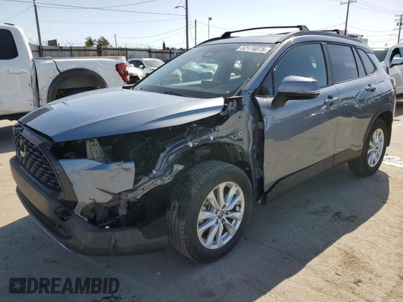 2023 Toyota Corolla Cross LE z VIN 7MUBAABG8PV045934, wystawiony jako Copart lot #52174075 z przebiegiem 11 378 mil mil oraz Szkody całkowita. Historia ofert i sprzedaży dostępna na DreamBid. Obrazek 1.