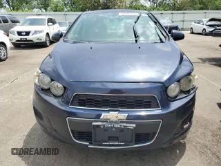2016 Chevrolet Sonic LS z VIN 1G1JA5SH0G4164037, wystawiony jako Copart lot #60185515 z przebiegiem 211 229 mil mil oraz Czysty tytuł • Clean title. Historia ofert i sprzedaży dostępna na DreamBid. Obrazek 5.
