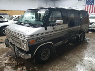1988 Chevrolet Chevy Van z VIN 2GBEG25K2J4137750, wystawiony jako Copart lot #89310475 z przebiegiem 26 823 mil mil oraz Szkody całkowita. Historia ofert i sprzedaży dostępna na DreamBid. Obrazek 1.