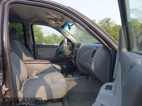 2007 Dodge Dakota SLT z VIN 1D7HW48K97S138512, wystawiony jako IAAI lot #42386042 z przebiegiem 146 629 mil mil oraz . Historia ofert i sprzedaży dostępna na DreamBid. Obrazek 5.