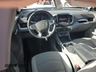 2024 GMC Terrain SLT z VIN 3GKALPEG5RL131553, wystawiony jako Copart lot #45976495 z przebiegiem 25 018 mil mil oraz Szkoda całkowita • Salvage title. Historia ofert i sprzedaży dostępna na DreamBid. Obrazek 8.