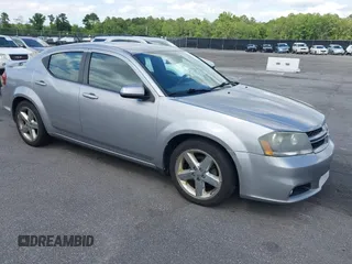 2013 Dodge Avenger SXT z VIN 1C3CDZCG7DN742374, wystawiony jako IAAI lot #42349766 z przebiegiem 110 867 mil mil oraz . Historia ofert i sprzedaży dostępna na DreamBid. Obrazek 1.