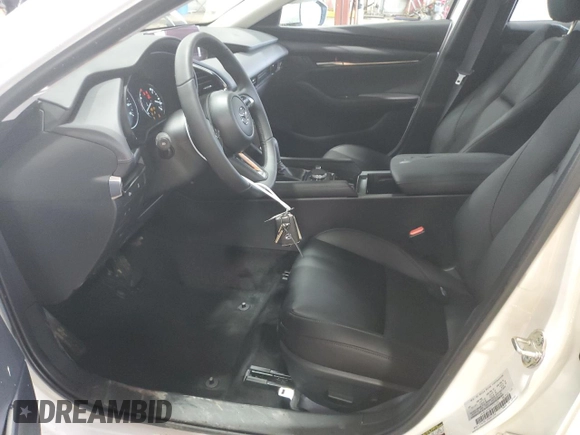 2025 Mazda 3 S Preferred z VIN JM1BPACM8S1775538, wystawiony jako Copart lot #57874615 z przebiegiem 851 mil mil oraz Czysty tytuł • Clean title. Historia ofert i sprzedaży dostępna na DreamBid. Obrazek 7.